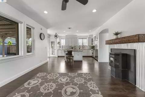 Entry Way - 3009 Perry Ln, Tracy, CA 95377 photo 4 of 6