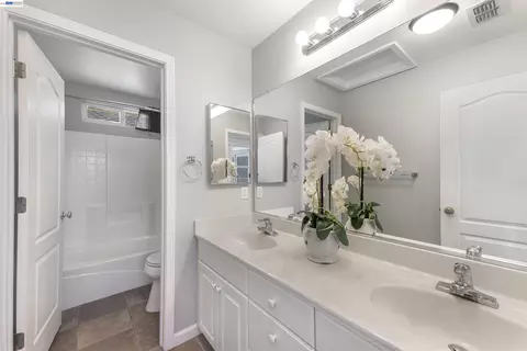Bath - 3009 Perry Ln, Tracy, CA 95377 photo 3 of 5