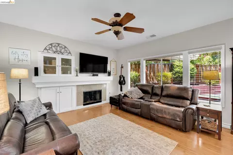 569 Apple Hill Dr, Brentwood, CA 94513