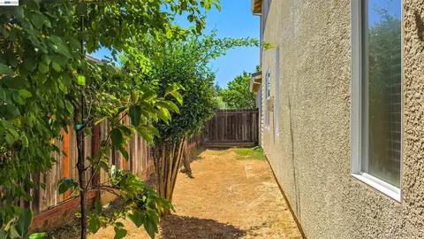 Exterior - 1899 River Run Dr, Linda, CA 95901 photo 7 of 8