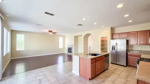 Living - 1899 River Run Dr, Linda, CA 95901 photo 2 of 4