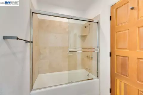 Bath - 1302 Westview Dr, Berkeley, CA 94705 photo 3 of 8