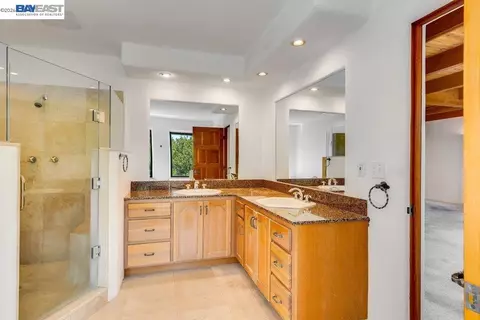 Bath - 1302 Westview Dr, Berkeley, CA 94705 photo 6 of 8