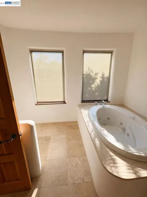 Bath - 1302 Westview Dr, Berkeley, CA 94705 photo 1 of 2
