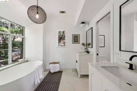 Bath - 1325 Drury Rd, Berkeley, CA 94705 photo 2 of 12