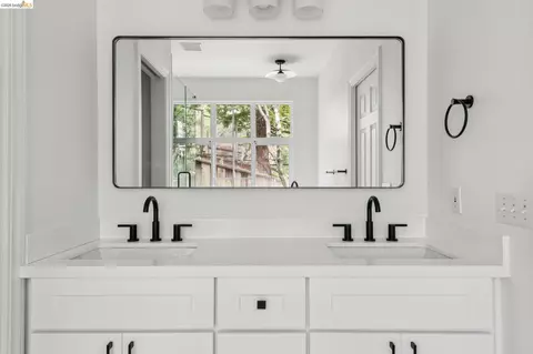 Bath - 1325 Drury Rd, Berkeley, CA 94705 photo 11 of 12