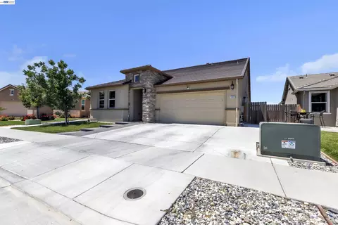 1893 Summit Dr, Los Banos, CA 93635