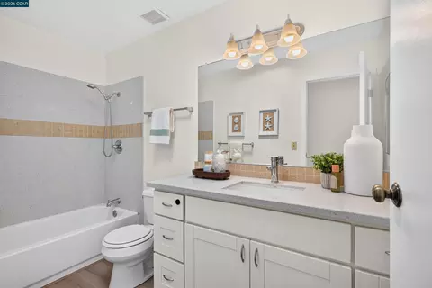 Bath - 1707 Dalessi Dr, Pinole, CA 94564 photo 4 of 7