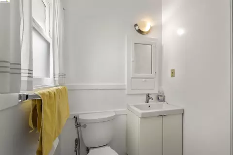 Bath - 2444 Virginia #B, Berkeley, CA 94709 photo 2 of 3