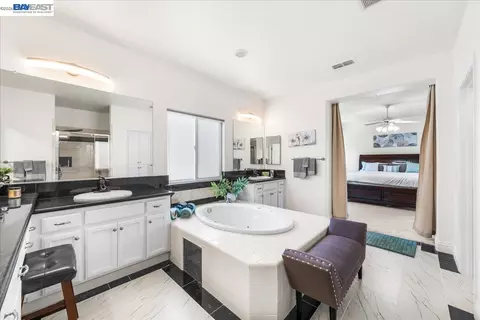 Bath - 1531 Riverview Ave, Tracy, CA 95377 photo 2 of 5