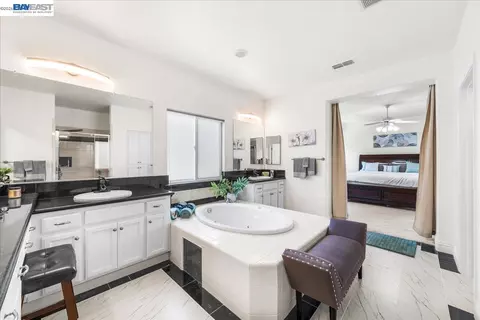 Bath - 1531 Riverview Ave, Tracy, CA 95377 photo 2 of 5