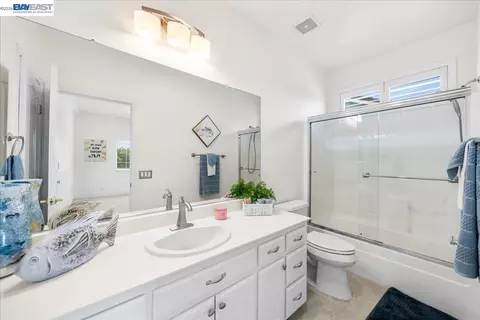 Bath - 1531 Riverview Ave, Tracy, CA 95377 photo 5 of 5