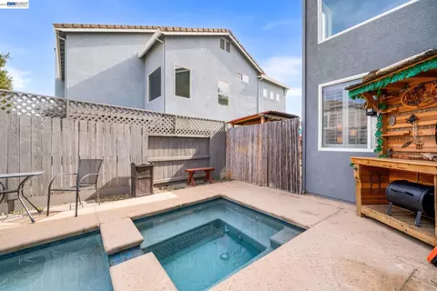 Exterior - 1531 Riverview Ave, Tracy, CA 95377 photo 8 of 9