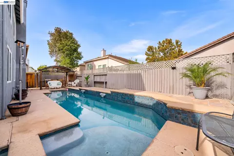 Exterior - 1531 Riverview Ave, Tracy, CA 95377 photo 6 of 9