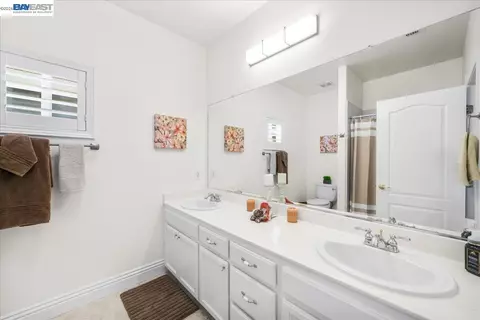 Bath - 1531 Riverview Ave, Tracy, CA 95377 photo 4 of 5