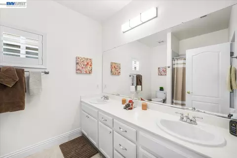 Bath - 1531 Riverview Ave, Tracy, CA 95377 photo 4 of 5