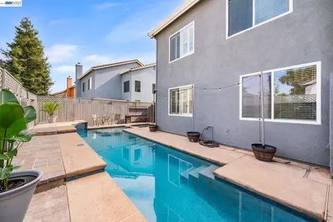 Exterior - 1531 Riverview Ave, Tracy, CA 95377 photo 5 of 9
