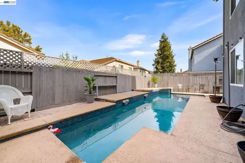 Exterior - 1531 Riverview Ave, Tracy, CA 95377 photo 4 of 9