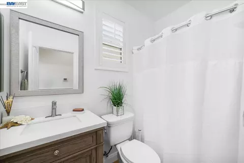 Bath - 1531 Riverview Ave, Tracy, CA 95377 photo 1 of 5