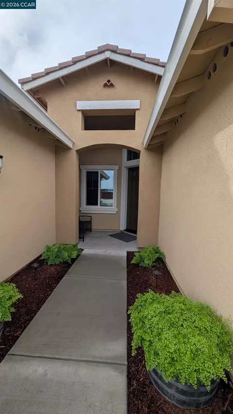 1813 Holsteiner Dr, Fairfield, CA 94534 photo 2