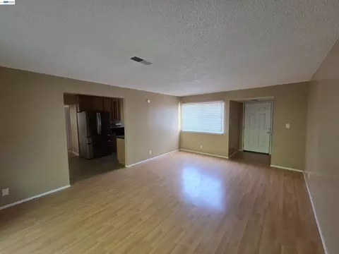 Living - 709 Pope Dr, Vallejo, CA 94591 photo 2 of 2