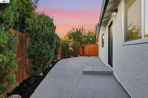 Exterior - 965 Collins Ct, Hayward, CA 94544 photo 5 of 16
