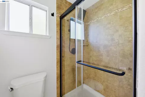 Bath - 965 Collins Ct, Hayward, CA 94544 photo 4 of 4