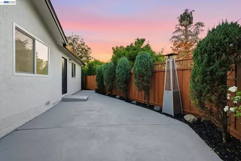 Exterior - 965 Collins Ct, Hayward, CA 94544 photo 4 of 16