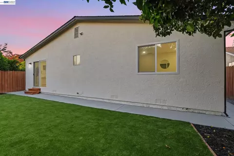 Exterior - 965 Collins Ct, Hayward, CA 94544 photo 9 of 16