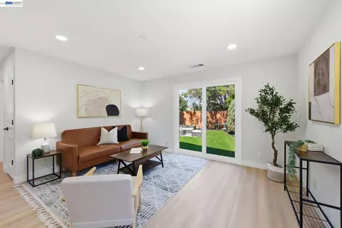 Living - 965 Collins Ct, Hayward, CA 94544 photo 5 of 7