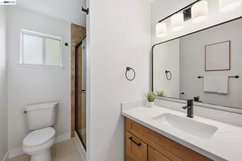 Bath - 965 Collins Ct, Hayward, CA 94544 photo 3 of 4