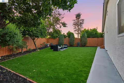 Exterior - 965 Collins Ct, Hayward, CA 94544 photo 8 of 16