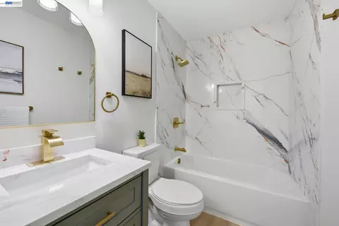 Bath - 965 Collins Ct, Hayward, CA 94544 photo 2 of 4
