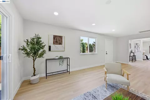 Living - 965 Collins Ct, Hayward, CA 94544 photo 6 of 7