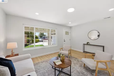 Living - 965 Collins Ct, Hayward, CA 94544 photo 4 of 7
