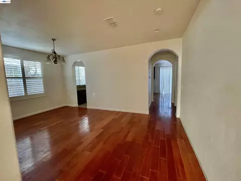 Living - 3809 Ruffed Grouse Ln, Modesto, CA 95355 photo 2 of 3