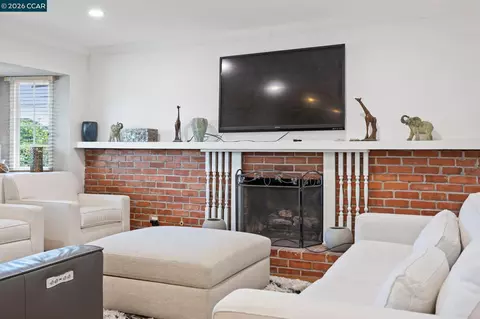 Living - 993 Argenta Ct, Pacheco, CA 94553 photo 2 of 2