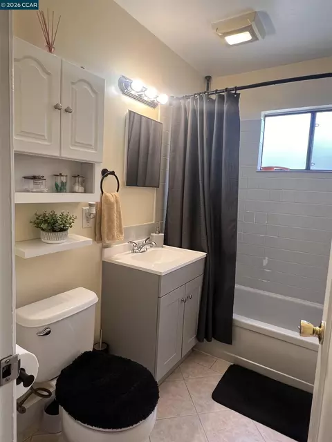Bath - 2428 Crescent Dr, Concord, CA 94520 photo 1 of 2