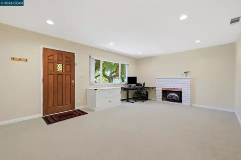 Living - 1501 Lassen Ct, Vallejo, CA 94591 photo 2 of 8