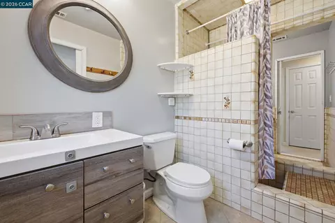 Bath - 1501 Lassen Ct, Vallejo, CA 94591 photo 2 of 2