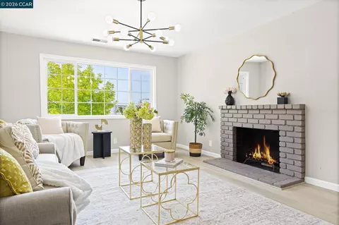 Living - 698 Mini Dr, Vallejo, CA 94589 photo 3 of 5