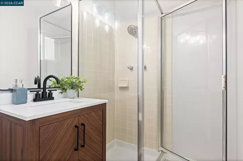 Bath - 698 Mini Dr, Vallejo, CA 94589 photo 2 of 3