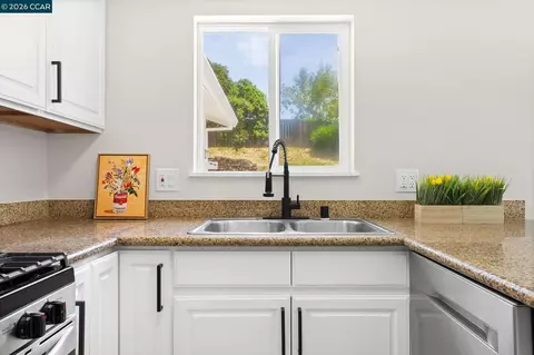 Kitchen - 698 Mini Dr, Vallejo, CA 94589 photo 3 of 4