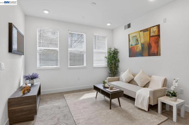 411 Rhythm Ln, Hayward, CA 94544