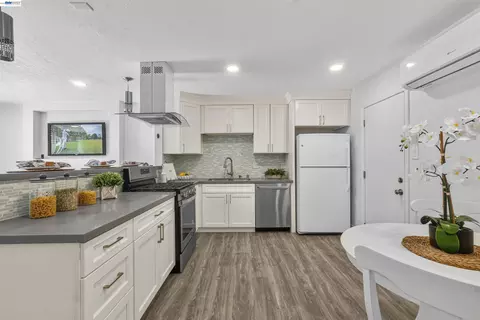 Kitchen - 406 Mini Dr, Vallejo, CA 94589 photo 2 of 3