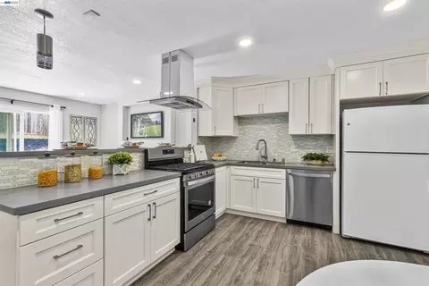 Kitchen - 406 Mini Dr, Vallejo, CA 94589 photo 3 of 3