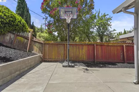 Exterior - 406 Mini Dr, Vallejo, CA 94589 photo 3 of 7