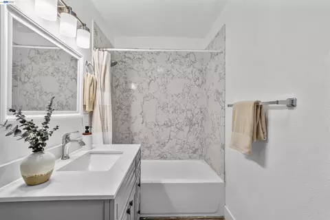 Bath - 406 Mini Dr, Vallejo, CA 94589 photo 3 of 4