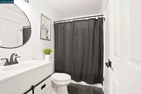Bath - 113 Larsen Cir, Vallejo, CA 94589 photo 2 of 3