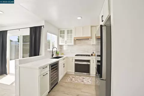 Kitchen - 113 Larsen Cir, Vallejo, CA 94589 photo 3 of 6
